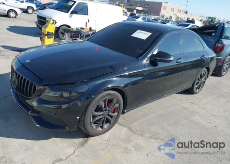 2016 Mercedes-Benz C 300 z USA, uszkodzony, nr VIN 55SWF4JB4GU140658